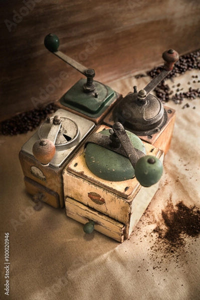 Obraz Alte Kaffeemühlen mit Bohnen