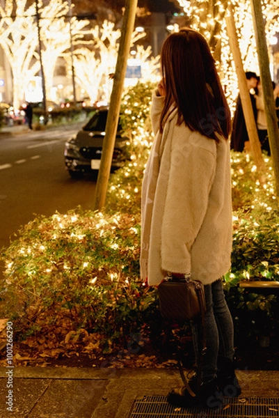 Obraz イルミネーションの夜景と女性