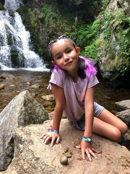 Obraz Fille devant cascade