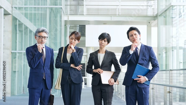 Fototapeta 悩む幅広い世代のビジネスパーソンのグループ