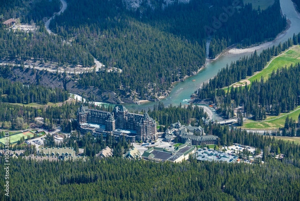 Fototapeta View of the stunning Fairmont Banff Springs Hotel in the town during spring time with incredible views surrounding the wilderness hotel in Canada.