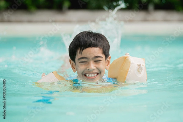 Obraz boy playing in the pool
