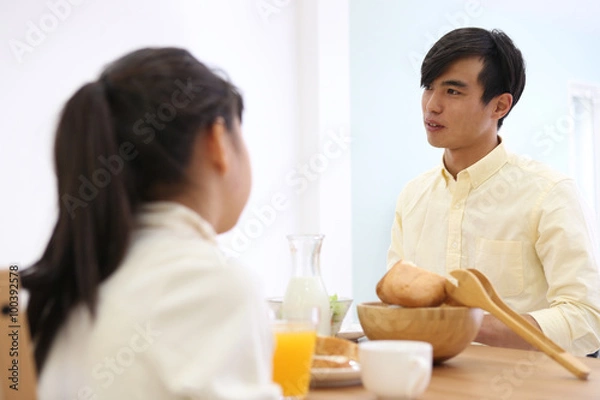 Fototapeta 朝食を食べる家族