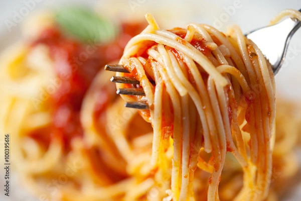 Obraz spaghetti with tomato sauce on fork