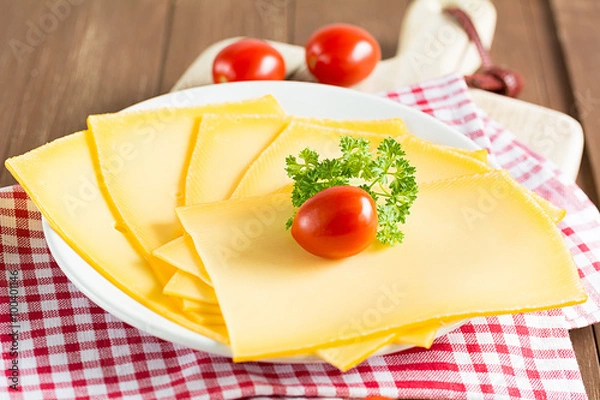 Obraz Käsescheiben auf einem Holzbrett
