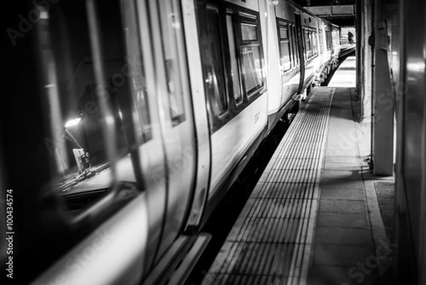 Obraz Dark tube train mono