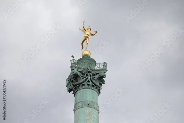 Fototapeta Le Génie de la Liberté sur la Colonne de Juillet : Place de la Bastille sous la Pluie à Paris

