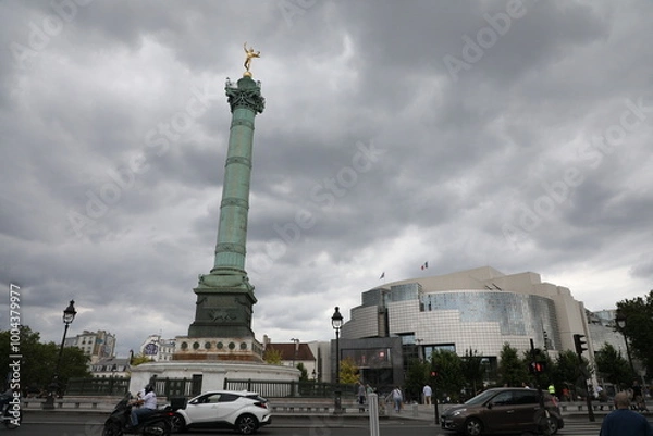 Fototapeta Le Génie de la Liberté sur la Colonne de Juillet : Place de la Bastille sous la Pluie à Paris

