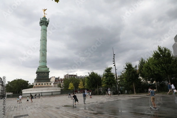 Fototapeta Le Génie de la Liberté sur la Colonne de Juillet : Place de la Bastille sous la Pluie à Paris

