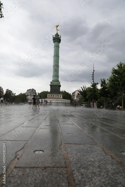 Fototapeta Le Génie de la Liberté sur la Colonne de Juillet : Place de la Bastille sous la Pluie à Paris


