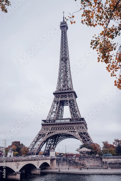 Fototapeta Eiffel Tower, Paris on a misty autumn day