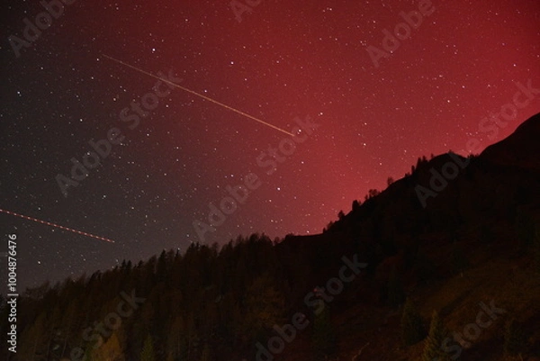 Fototapeta Nordlicht, Polarlicht, Großglockner, Aurora Borealis, Österreich, Himmel, Nacht, Leuchterscheinung, Stickstoff, Sauerstoff, Atome, Erde, Nordhalbkugel, Atmosphäre, Hochatmosphäre, leuchten, selten, ra