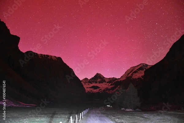 Fototapeta Nordlicht, Polarlicht, Großglockner, Aurora Borealis, Österreich, Himmel, Nacht, Leuchterscheinung, Stickstoff, Sauerstoff, Atome, Erde, Nordhalbkugel, Atmosphäre, Hochatmosphäre, leuchten, selten, ra