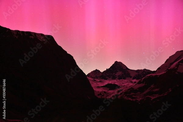Fototapeta Nordlicht, Polarlicht, Großglockner, Aurora Borealis, Österreich, Himmel, Nacht, Leuchterscheinung, Stickstoff, Sauerstoff, Atome, Erde, Nordhalbkugel, Atmosphäre, Hochatmosphäre, leuchten, selten, ra
