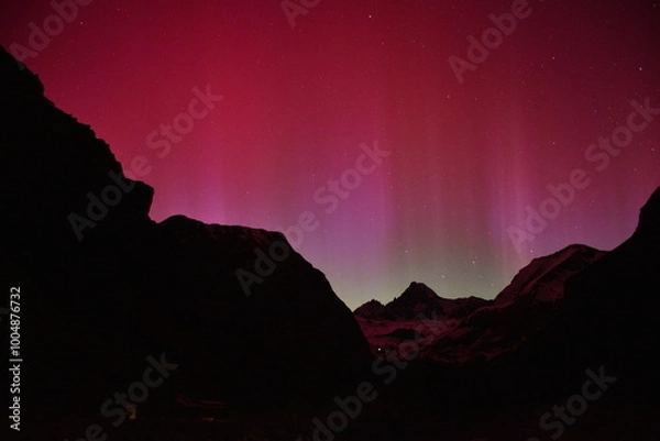 Fototapeta Nordlicht, Polarlicht, Großglockner, Aurora Borealis, Österreich, Himmel, Nacht, Leuchterscheinung, Stickstoff, Sauerstoff, Atome, Erde, Nordhalbkugel, Atmosphäre, Hochatmosphäre, leuchten, selten, ra