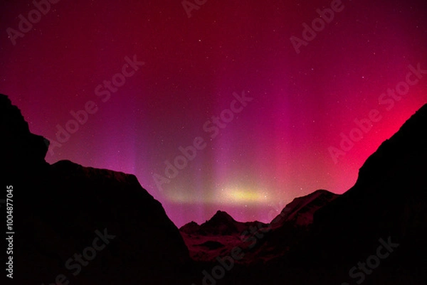 Fototapeta Nordlicht, Polarlicht, Großglockner, Aurora Borealis, Österreich, Himmel, Nacht, Leuchterscheinung, Stickstoff, Sauerstoff, Atome, Erde, Nordhalbkugel, Atmosphäre, Hochatmosphäre, leuchten, selten, ra