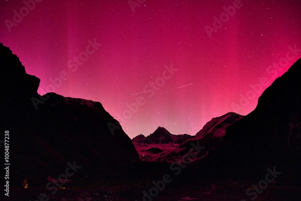 Fototapeta Nordlicht, Polarlicht, Großglockner, Aurora Borealis, Österreich, Himmel, Nacht, Leuchterscheinung, Stickstoff, Sauerstoff, Atome, Erde, Nordhalbkugel, Atmosphäre, Hochatmosphäre, leuchten, selten, ra