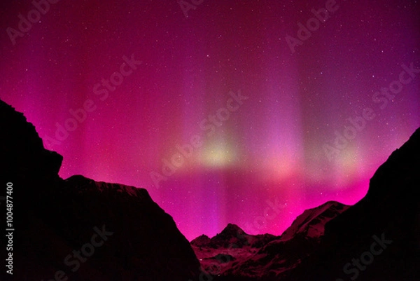 Fototapeta Nordlicht, Polarlicht, Großglockner, Aurora Borealis, Österreich, Himmel, Nacht, Leuchterscheinung, Stickstoff, Sauerstoff, Atome, Erde, Nordhalbkugel, Atmosphäre, Hochatmosphäre, leuchten, selten, ra