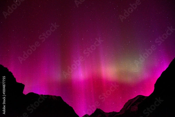Fototapeta Nordlicht, Polarlicht, Großglockner, Aurora Borealis, Österreich, Himmel, Nacht, Leuchterscheinung, Stickstoff, Sauerstoff, Atome, Erde, Nordhalbkugel, Atmosphäre, Hochatmosphäre, leuchten, selten, ra