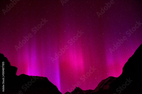 Fototapeta Nordlicht, Polarlicht, Großglockner, Aurora Borealis, Österreich, Himmel, Nacht, Leuchterscheinung, Stickstoff, Sauerstoff, Atome, Erde, Nordhalbkugel, Atmosphäre, Hochatmosphäre, leuchten, selten, ra