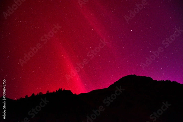 Fototapeta Nordlicht, Polarlicht, Großglockner, Aurora Borealis, Österreich, Himmel, Nacht, Leuchterscheinung, Stickstoff, Sauerstoff, Atome, Erde, Nordhalbkugel, Atmosphäre, Hochatmosphäre, leuchten, selten, ra