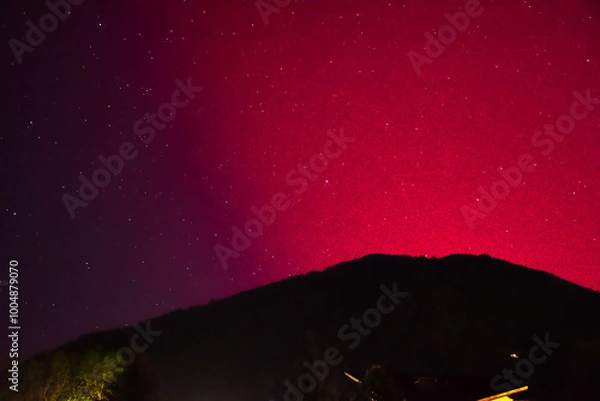 Fototapeta Nordlicht, Polarlicht, Großglockner, Aurora Borealis, Österreich, Himmel, Nacht, Leuchterscheinung, Stickstoff, Sauerstoff, Atome, Erde, Nordhalbkugel, Atmosphäre, Hochatmosphäre, leuchten, selten, ra