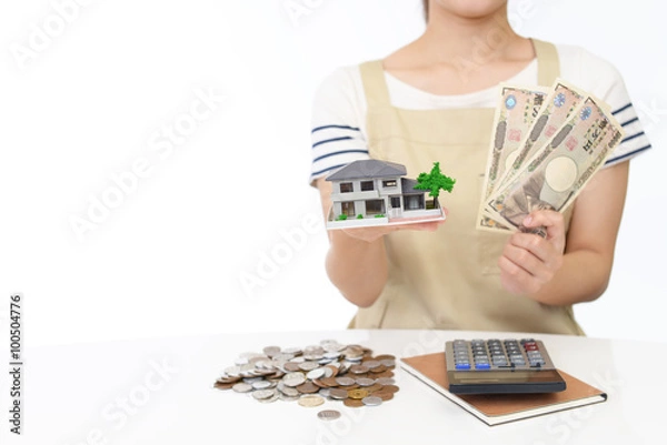 Fototapeta 住宅模型を持つ女性