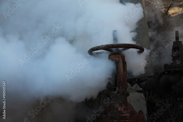 Fototapeta Z zaworu zainstalowanego na rurociągu wydobywa się para