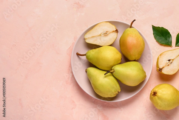 Fototapeta Plate with fresh pears on pink background