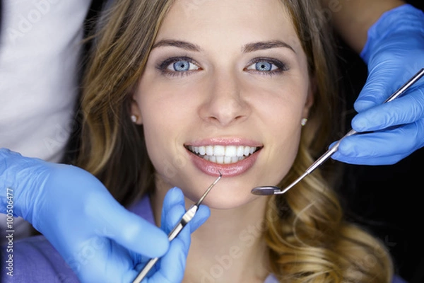 Obraz Dentysta badający zęby pacjenta u dentysty.