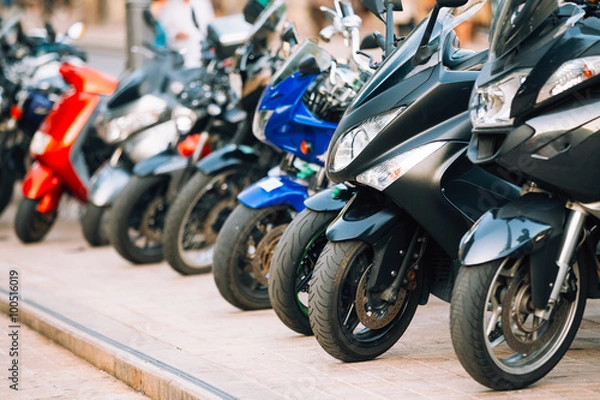 Obraz Motocykl, skutery motocyklowe zaparkowane w rzędzie na ulicy miasta