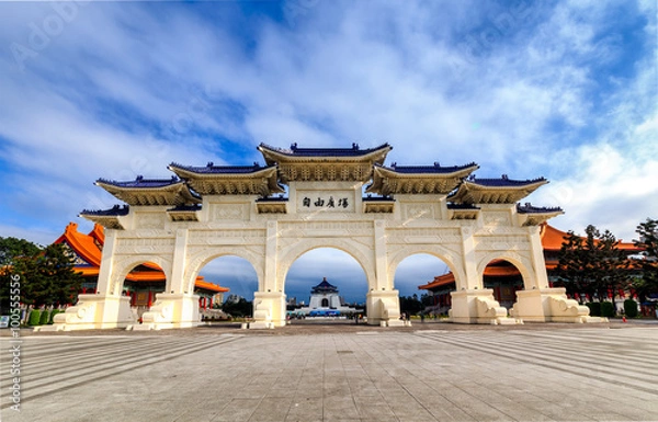 Fototapeta Famous Chiang Kai-Shek Memorial Hall viewable in the middle of the arches. Liberty Square, Taipei, Taiwan.