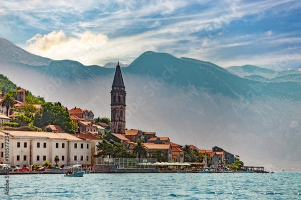 Fototapeta Widok z łodzi na Perast, Zatoka Kotorska, Czarnogóra.
