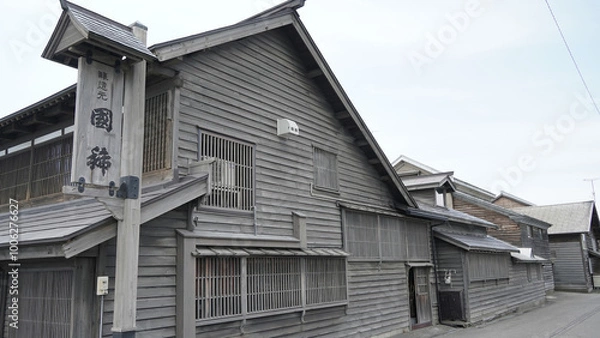 Obraz 北海道の増毛にある最北の酒蔵・国稀酒造株式会社の歴史を感じる建物