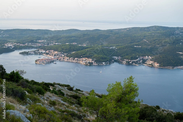 Obraz Zdjęcie przedstawia wyspę Korcula widzianą z półwyspu Peljesac