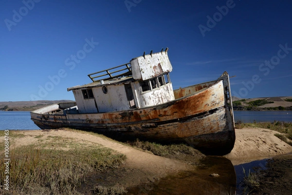 Obraz abandoned shipwreck in the bay