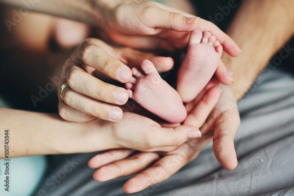 Fototapeta Мама и папа с младенцем на руках думают о здоровье