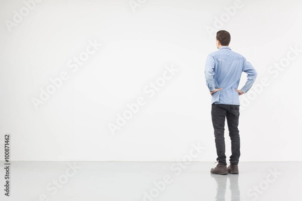 Obraz Man standing in front of a white wall