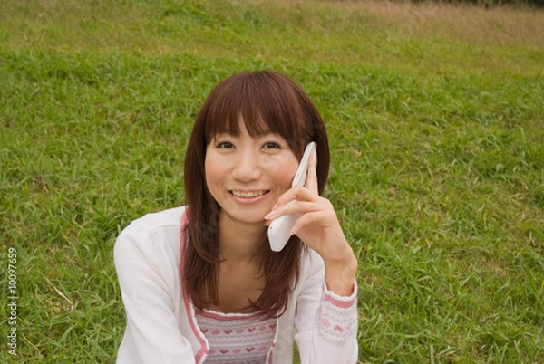 Obraz 携帯電話で話す女性
