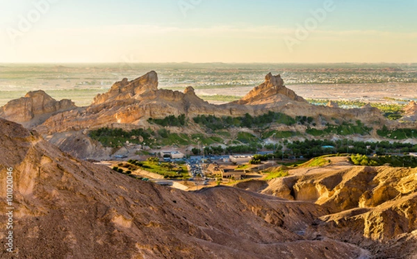 Fototapeta Ośrodek Green Mubazzarah widziany z gór Jebel Hafeet w Zjednoczonych Emiratach Arabskich