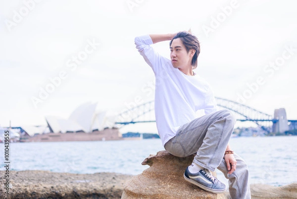 Obraz シドニーのオペラハウスの前でくつろぐ日本人男性