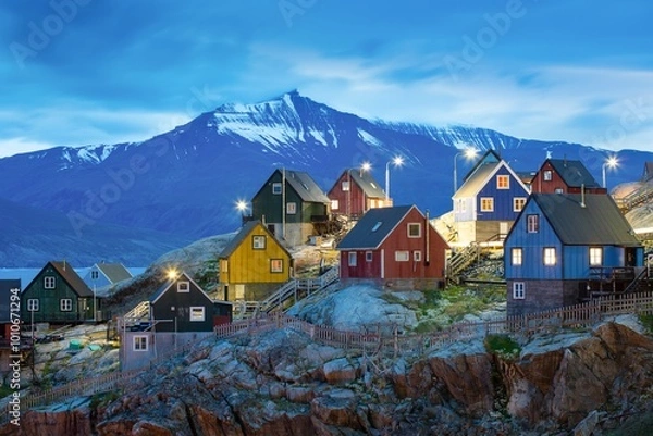 Fototapeta Baffin Bay, colorful typical houses in small village Uummannaq, Greenland Icefjord in Greenland and the silhouetted hight mountain ridge in the background under a blue
Melting icebergs by the coast of