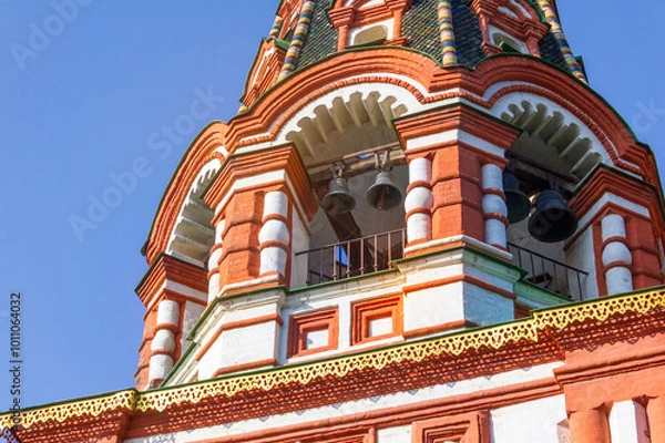Fototapeta A close-up of the ornate bell tower of St. Basil's Cathedral in Moscow, featuring its colorful details and intricate architecture under a clear blue sky.