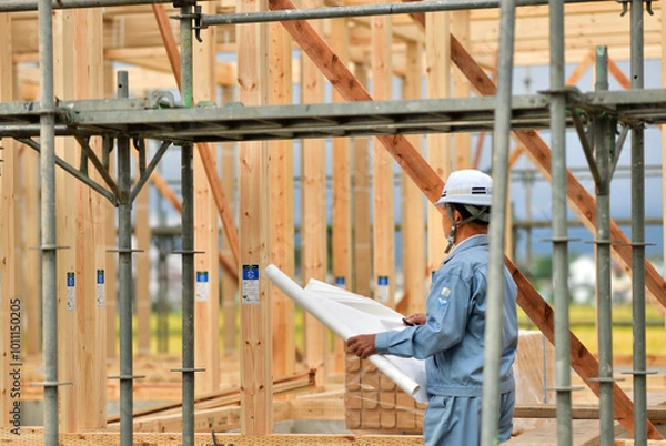Fototapeta 住宅建築工事の点検を行うエンジニア