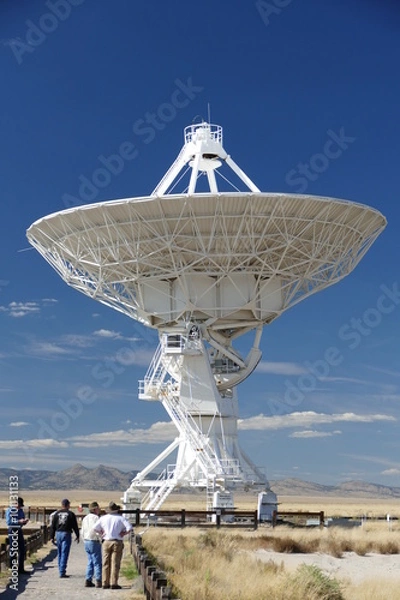 Fototapeta Very Large Array Radar Dish With Tourists
