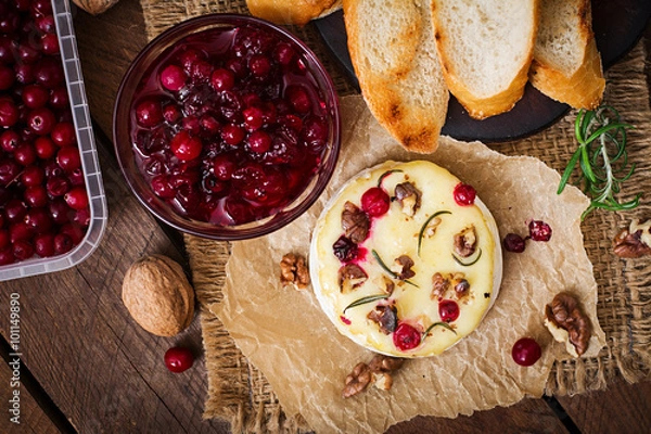 Obraz Pieczony ser Camembert z żurawiną i orzechami. Widok z góry