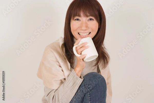 Obraz マグカップを持つ女性