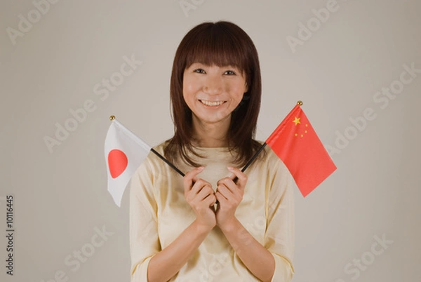 Obraz 日本と中国の旗を持つ女性