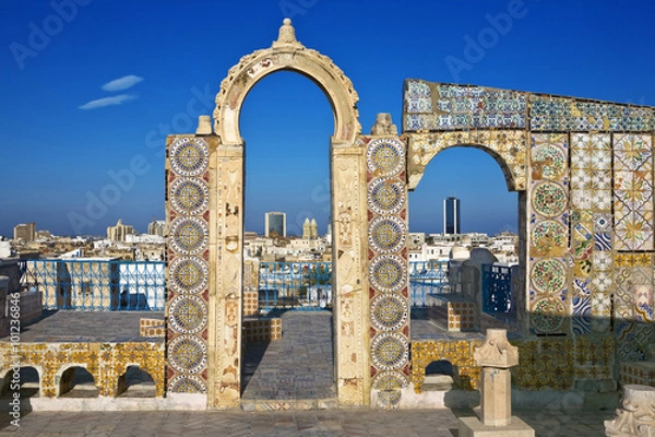 Obraz Tunezja. Tunis - stare miasto (medyna) widziane z dachu. Ozdobne łuki i płytki ścienne z motywami geometrycznymi