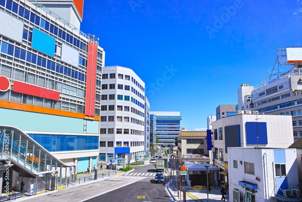 Fototapeta 神奈川県藤沢市、快晴の藤沢駅北口から東側の藤沢市役所方面の景観